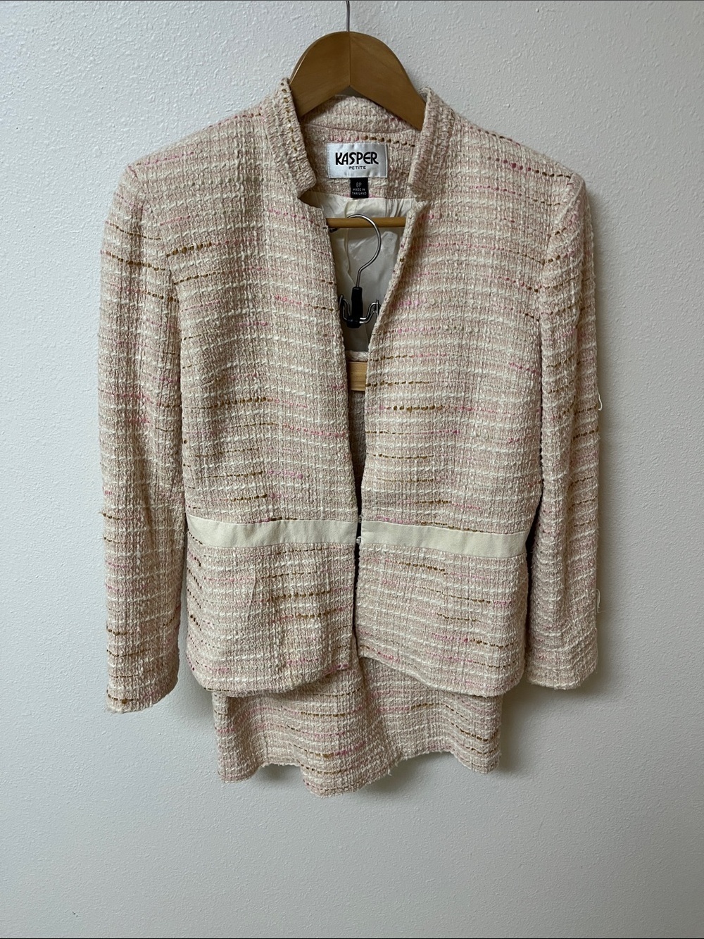 Kasper Women's Cream and Pink Tweed Blazer/skirt suit. Women’s size 8P